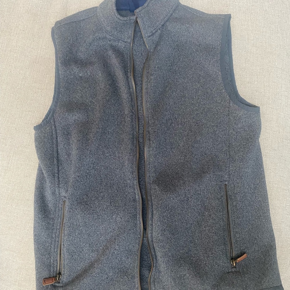 Vineyard Vines Mens Vest. Like new. Charcoal Grey. Size small.